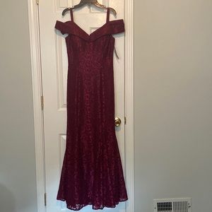 R&M Rchards, size 6p, merlot Off-the-Shoulder Sweetheart Neck Lace Gown